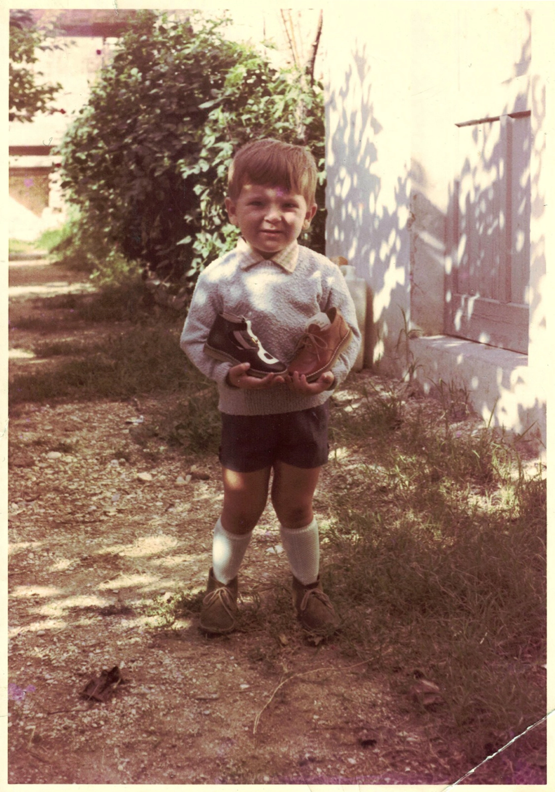 Domenico da bambino, con in mano le scarpe Mirella