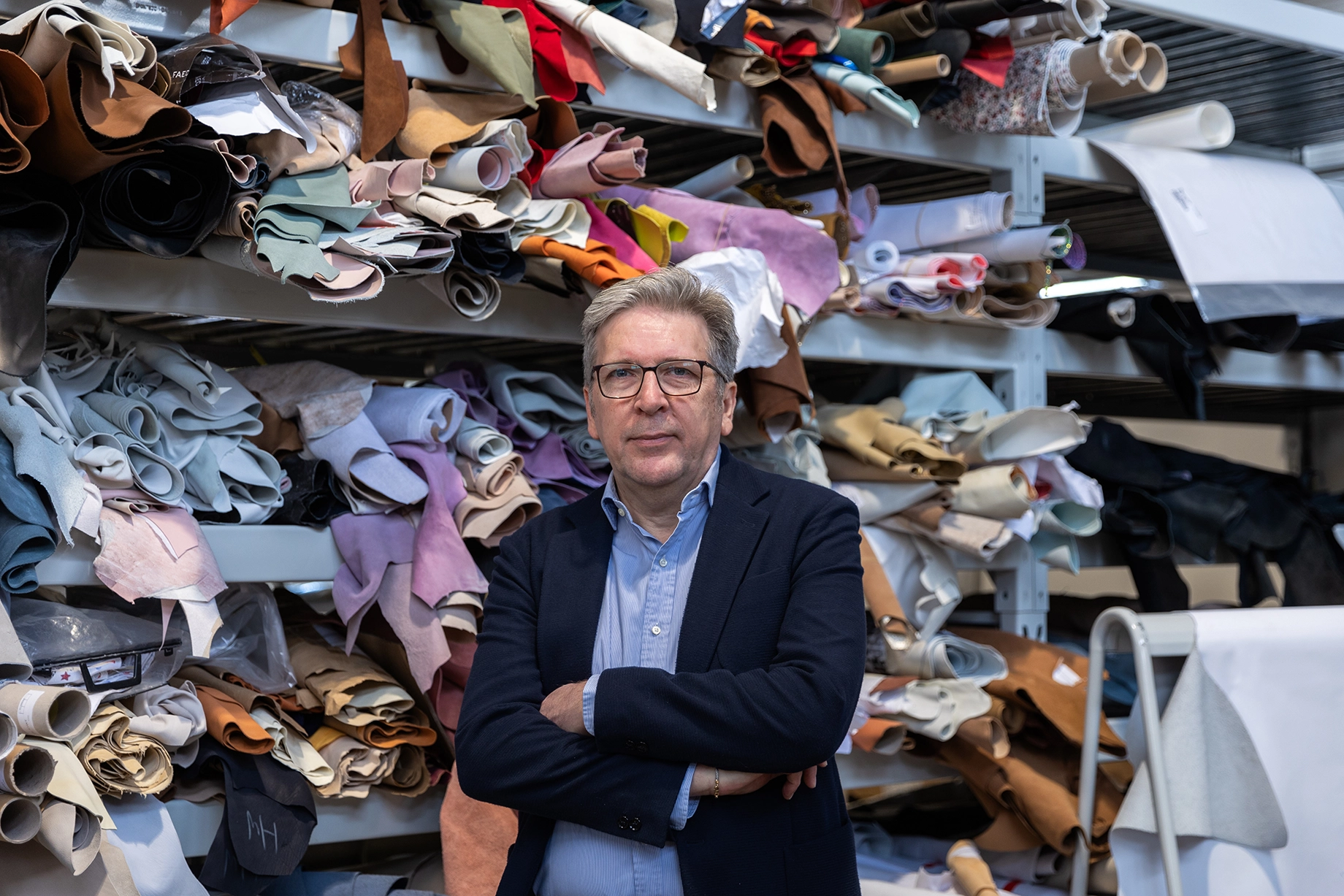 Domenico Macerata di fronte allo scaffale dei pellami